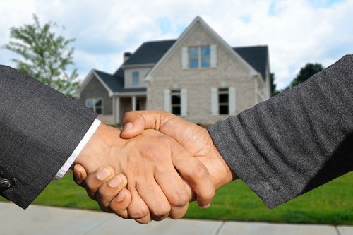 Agent nieruchomości zdradza sposoby na dobrą sprzedaży mieszkania lub domu
