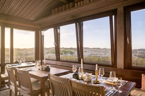 Nowe okna w modernizowanej restauracji, która szczyci się odległym widokiem na morze
