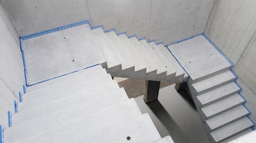 Europejskie normy i przepisy budowlane dotyczące izolacji akustycznej klatek schodowych