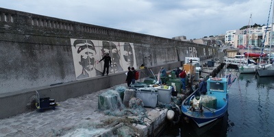 Zmywalne graffiti ozdobiło ścianę w porcie rybackim we francuskim Sète