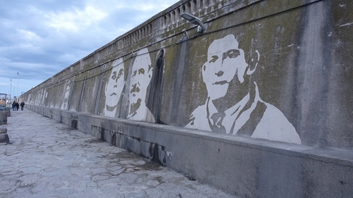 Zmywalne graffiti ozdobiło ścianę w porcie rybackim we francuskim Sète