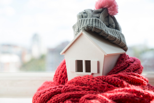 Ocieplenie domu to jedna z najważniejszych kwestii związanych z jego wykańczaniem lub termomodernizacją. Dowiedz się, jak wybrać odpowiednie materiały.
