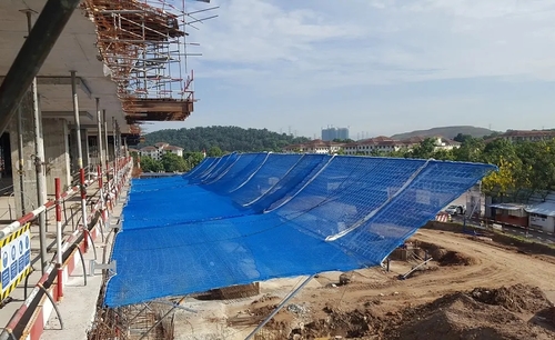 Prawidłowa organizacja pracy to klucz do ograniczenia liczby wypadków. Jest to szczególnie ważne w sektorze budowlanym i przy pracach montażowych na wysokości, gdzie ryzyko jest największe. Jednym z najlepszych zabezpieczeń chroniących przed upadkiem są siatki bezpieczeństwa.