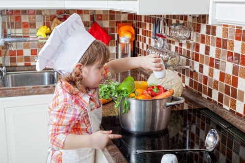 Jak dbać o bezpieczeństwo w kuchni, kiedy gotujemy w towarzystwie małych dzieci?
