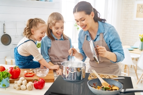 Jak dbać o bezpieczeństwo w kuchni, kiedy gotujemy w towarzystwie małych dzieci?