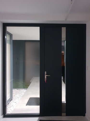 Metalowe drwi wejściowe w domu jednorodzinnym - nie tylko elegancko, ale i bezpiecznie