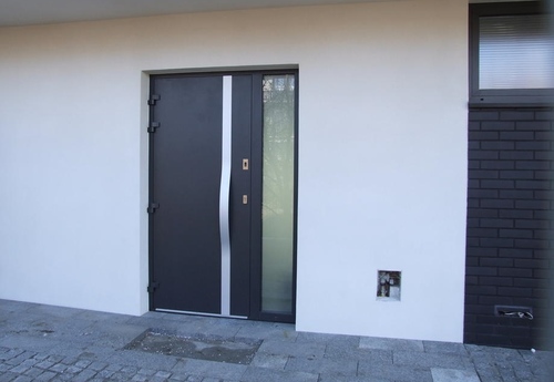 Metalowe drwi wejściowe w domu jednorodzinnym - nie tylko elegancko, ale i bezpiecznie