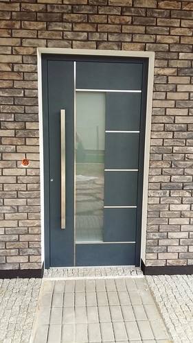 Metalowe drwi wejściowe w domu jednorodzinnym - nie tylko elegancko, ale i bezpiecznie