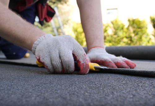 Nieszczelny, przeciekający dach konieczna naprawa przed zimą