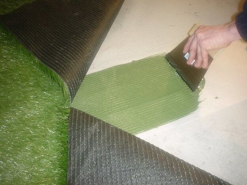 Montaż sztucznej trawy i wybór kleju dostosowanego do rodzaju podłoża