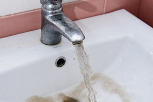 wpływ zanieczyszczonej wody na dom