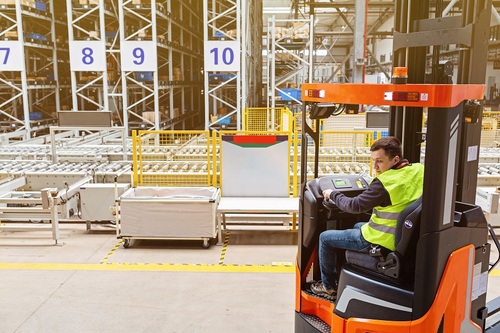 Wózki wysokiego składowania Reach Truck - co warto o nich wiedzieć?