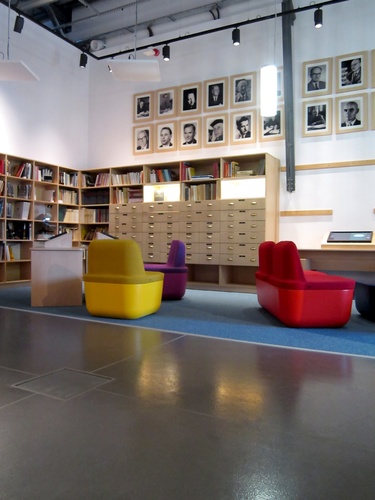 Centrum Historii Zajezdnia to nowoczesna placówka, która przy wykorzystaniu innowacyjnych technik ekspozycyjnych prezentuje powojenną historię Wrocławia i Dolnego Śląska