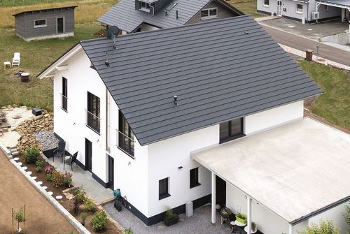 Nowoczesny minimalistyczny dom pokryty cementową dachówką
