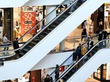 Polacy w średnim wieku i z dużych miast najbardziej zauważają przesycenie galeriami handlowymi