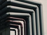 Izolacje techniczne w budownictwie - dlaczego ochrona rurociągów i kanałów jest niezbędna?