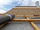 Pokrycie dachu z membraną dachową zwiększa jego izolację i odporność na czynniki atmosferyczne