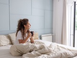 Beże, błękity i zieleń. Kolorystyczna równowaga w stylu Quiet Contrast