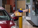 Polacy wracają do fast foodów. To zasługa odpuszczającej inflacji i wzrostu płacy minimalnej