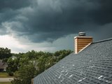 Lato pełne żywiołów. Jak zabezpieczyć dach przed ekstremalną pogodą