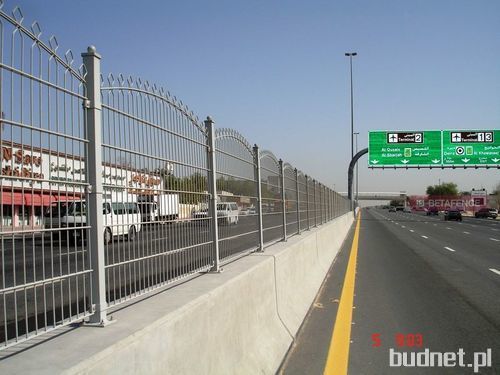 Ogrodzenia metalowe na autostradzie