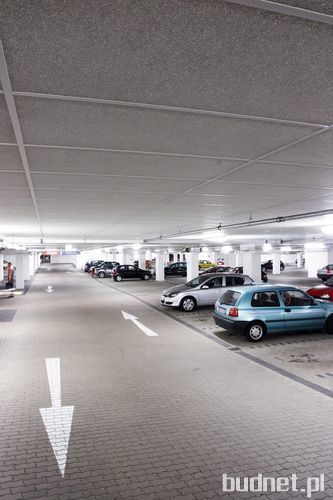 Niechciane dźwięki przenikające z parkingów