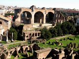 Rzym jest stolicą Włoch. To malowniczo położone miasto odwiedzane jest przez turystów i cieszy się szczególnym zainteresowaniem.