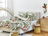 Moda na roślinne inspiracje trwa. To nie tylko głęboki, soczysty odcień zieleni na meblach czy ścianach, ale także kwiatowe wzory, bogactwo roślin i dekoracji z motywami owadów. Ten trend głośno krzyczy: chcemy być bliżej natury! 