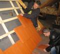 Polscy dekarze w fabryce produkującej betonowe dachówki Braas 