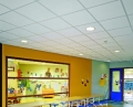 Jak zadbać o odpowiednią akustykę w pomieszczeniach szkolnych? Podwieszane sufity. 